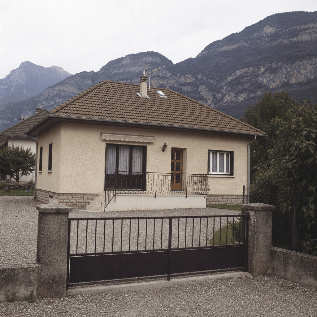 Maison individuelle des années 1970 en Savoie, portail et allée de gravier